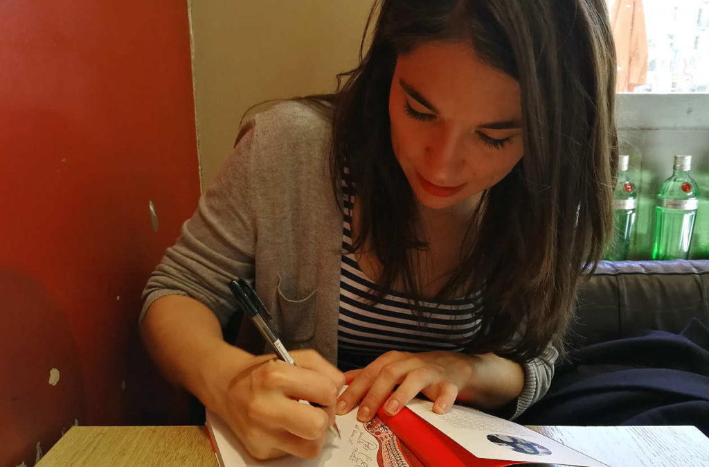Raquel Riba firmant un exemplar del seu últim llibre 'Qué pacha mamá' / Anna Solé Sans