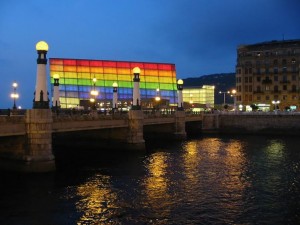 l·luminació especial de l'Auditori Kursaal de Sant Sebastià amb motiu de la celebració del Dia de l'orgull LGBT