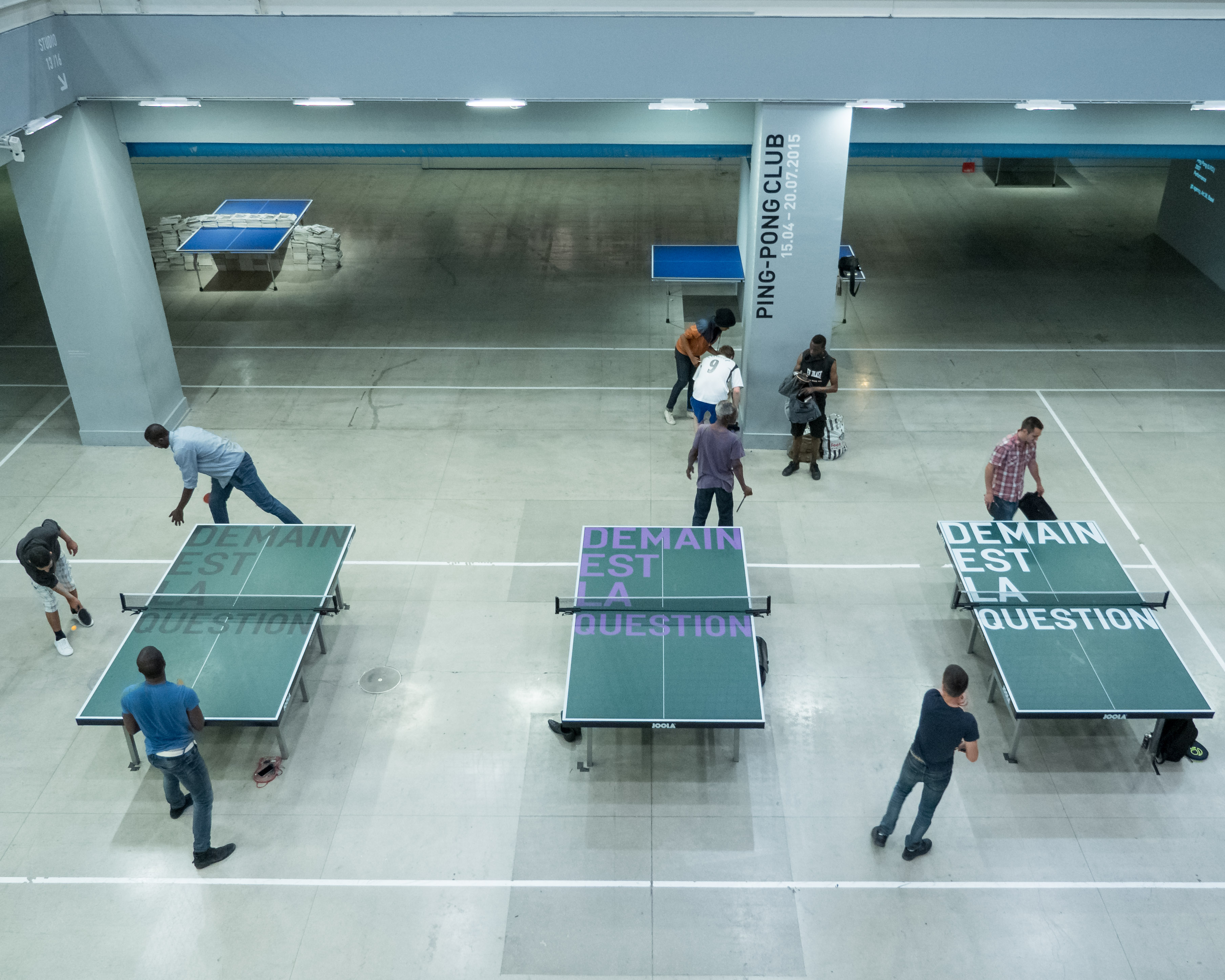 Rirkrit Tiravanija, Le Ping-Pong Club, Centre Georges Pompidou, Paris, 2015. Imatge: Peter Lee [Cfr. https://www.flickr.com/photos/oldpatterns/20008326236]. Sota llicència CC BY-NC 2.0.