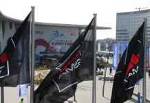 Banderes de la GSMA, organitzadora del Mobile World Congress, i en segon terme la Fira on es desenvolupa el congrés. 21 de febrer del 2016 / ACN