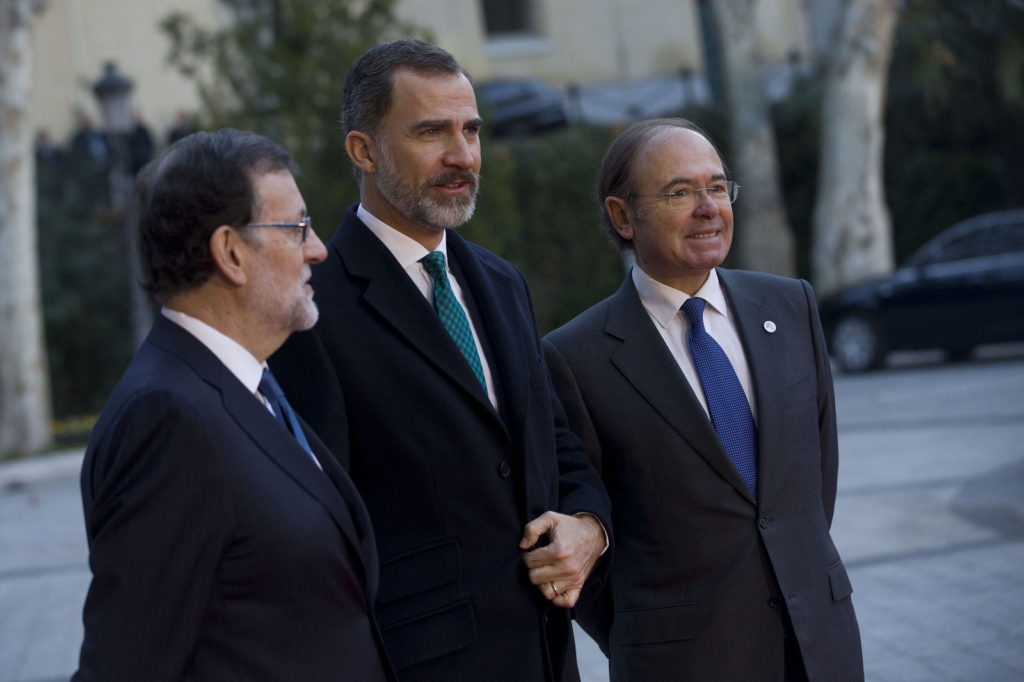 El presidente del Gobierno, Mariano Rajoy, junto a S.M. el Rey Felipe VI y el presidente del Senado, Pío García-Escudero, antes del inicio de la VI Conferencia de Presidentes / Moncloa