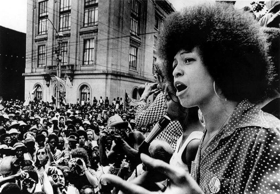 Angela Davis protesta contra el racismo en Raleigh en 1974.  ARCHIVOS CSU