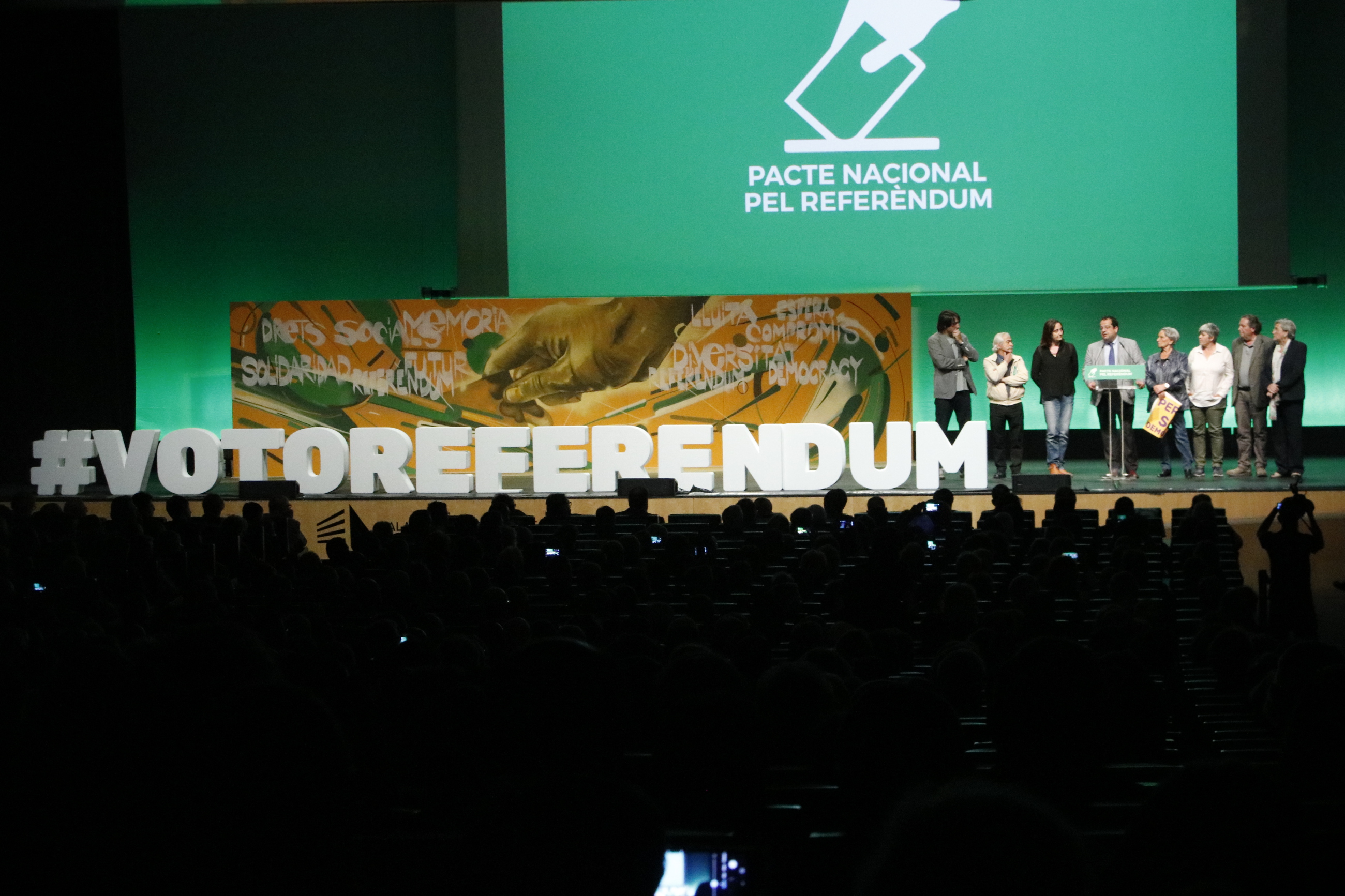 L'escenari final de l'acte del Pacte Nacional pel Referèndum / Rafa Garrido