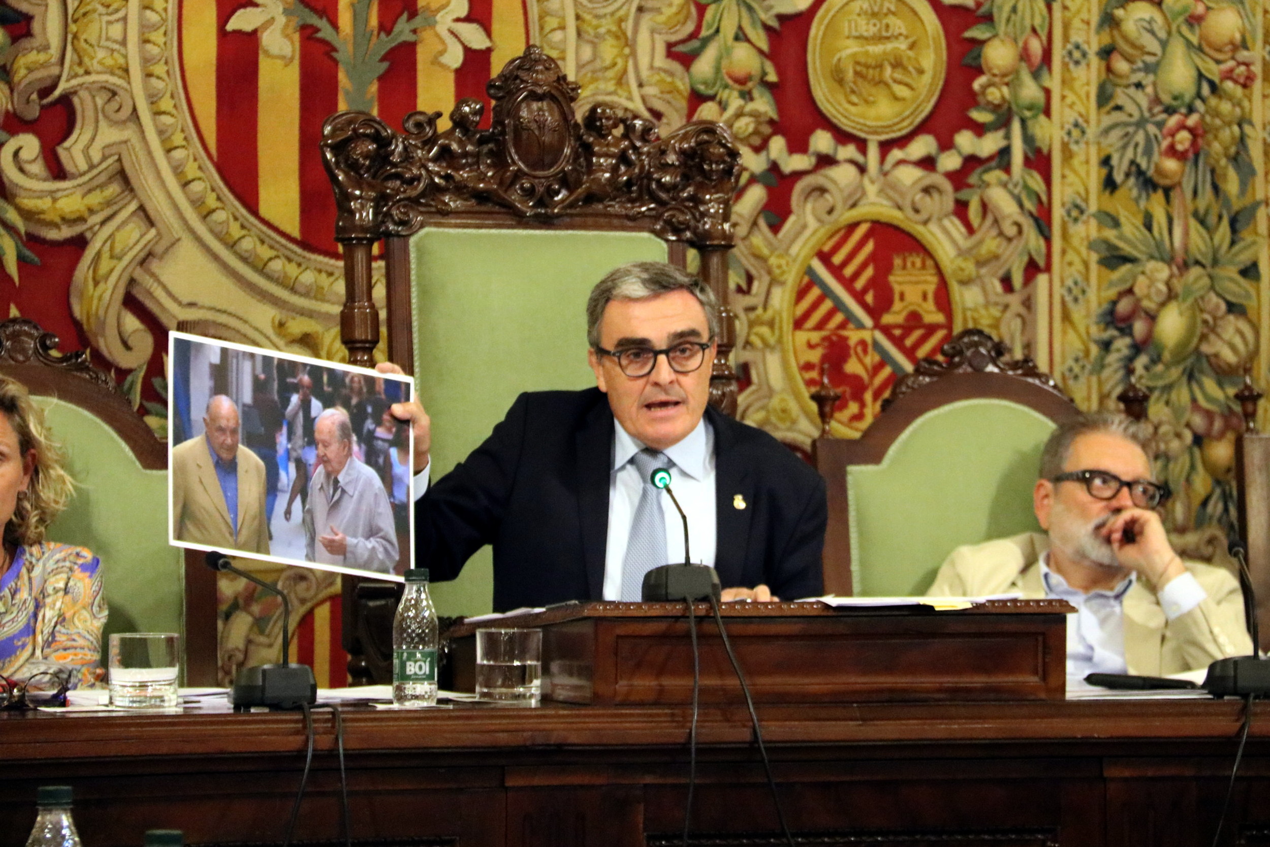 L'alcalde de Lleida, Àngel Ros, mostra durant el Ple de la Paeria una imatge del documental 'El braç de les fúries' / Salvador Miret