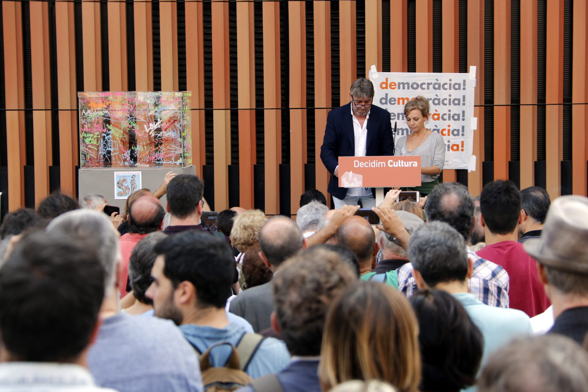 Els actors Pere Arquillué i Rosa Boladeras han estat els encarregats de llegir un manifest que han signat més de 3.000 persones en què el sector cultural del país dona suport al referèndum del proper 1-O / Laura Busquets