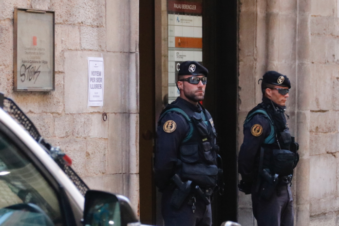 Agents de la Guàrdia Civil a l'exterior de la seu d'Agissa, situada al carrer Ciutadans de Girona, durant l'escorcoll / Marina López