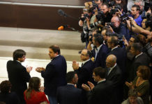 El president de la Generalitat, Carles Puigdemont, i el vicepresident, Oriol Junqueras, aplaudeixen després de signar la declaració que constitueix la república catalana independent / Jordi Play