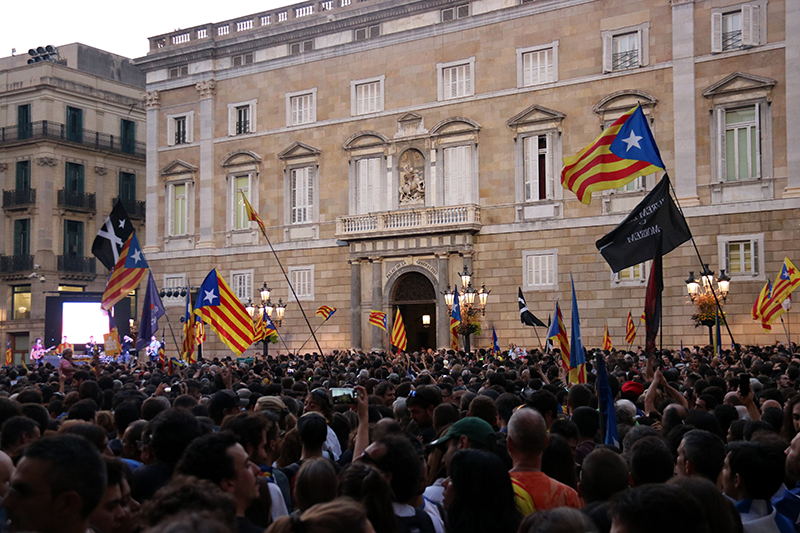 Pla general de la plaça Sant Jaume plena de ciutadans que celebren la independència, el 27 d'octubre de 2017 / Belén Álvarez