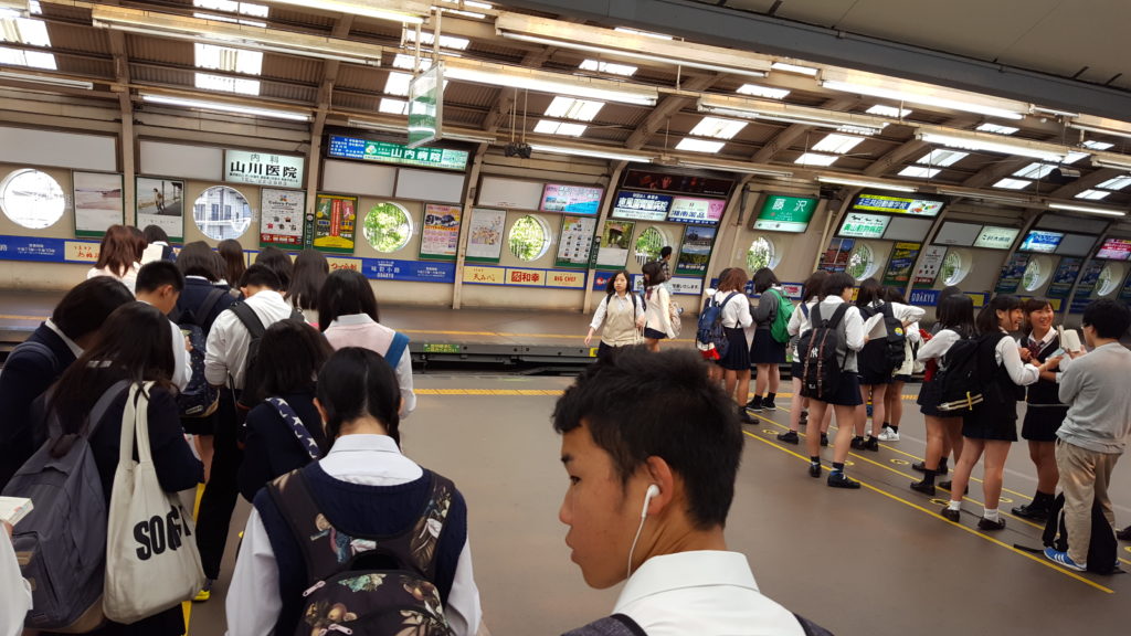 Estudiants fent cua a l'estació de Fujisawa