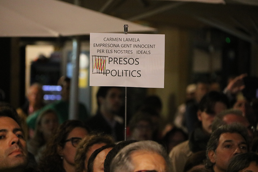 Pla tancat d'un cartell a la concentració per reclamar la llibertat dels presos polítics a Tarragona amb un missatge que fa referència a la jutgessa Lamela / Sílvia Jardí