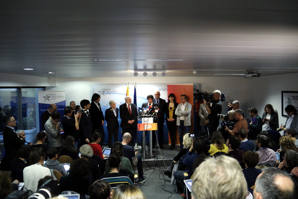 Imatge general de la roda de premsa del cap de llista de Junts per Catalunya, el president Carles Puigdemont, el dia després de les eleccions / José Soler