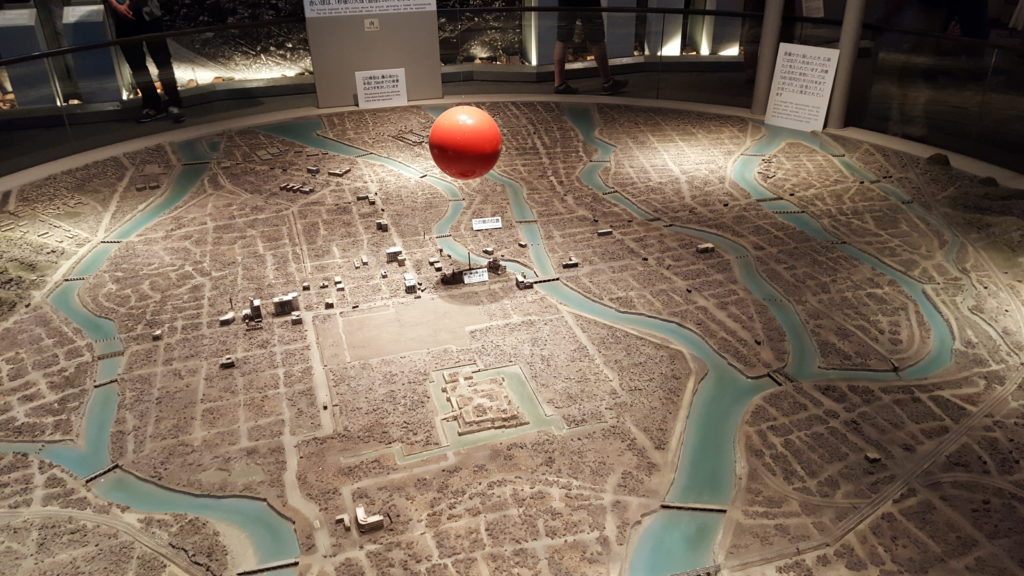 La ciutat d'Hiroshima des de l'aire i el punt on va caure la bomba