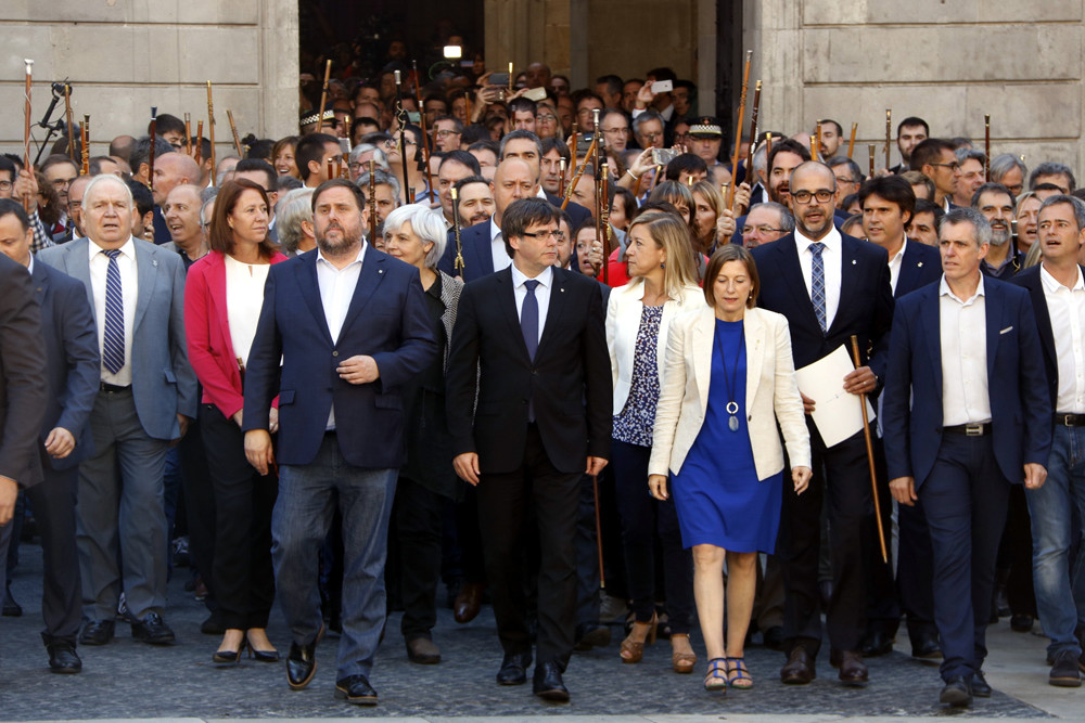 El president de la Generalitat, Carles Puigdemont, la presidenta del Parlament, Carme Forcadell, i el vicepresident Oriol Junqueras creuen la Plaça Sant Jaume acompanyat per més de 700 alcaldes / Laura Busquets