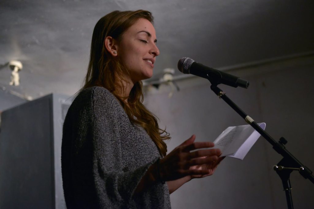 Irene Solà, durant un recital de poesia a Londres.  © Irene Solà