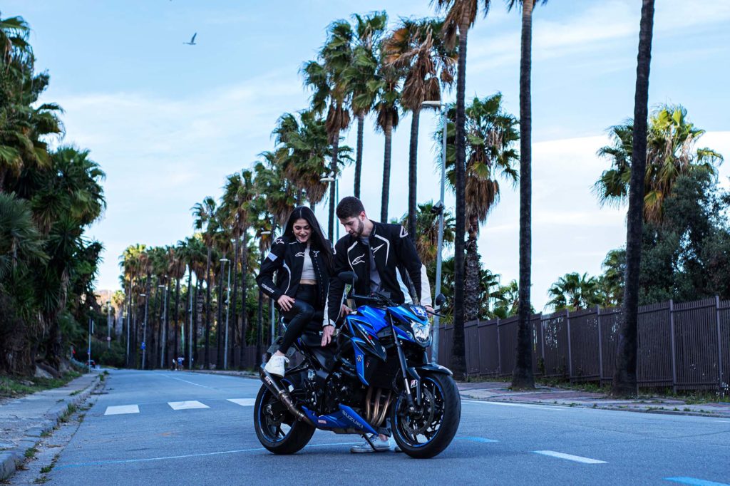 L’Àlex i la seva parella, la Cristina, pugen a la moto al costat dels Jardins Mossèn Costa i Llobera – Per Marina León