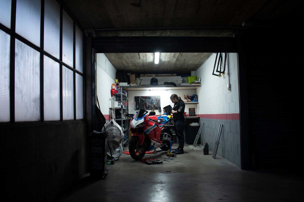 En Marcos repara la CBR al taller – Per Marina León