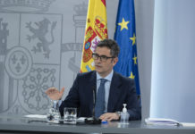 Pla mitjà del ministre de Presidència, Félix Bolaños, en roda de premsa després del Consell de Ministres a Moncloa, l'11 de gener de 2022 (horitzontal)