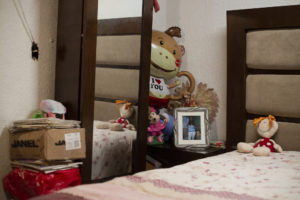 Esta es la habitación de Perla Alondra Bolaños Cruz intacta desde el 2014. Fuente: Cuartos vacíos.